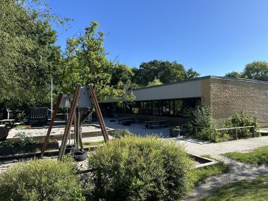 Billede af Nybrogård taget fra legepladsen