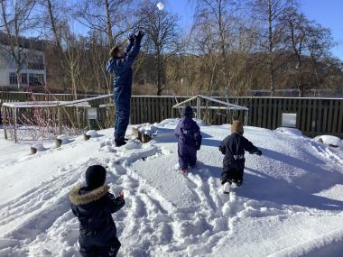 Børn i sneen 